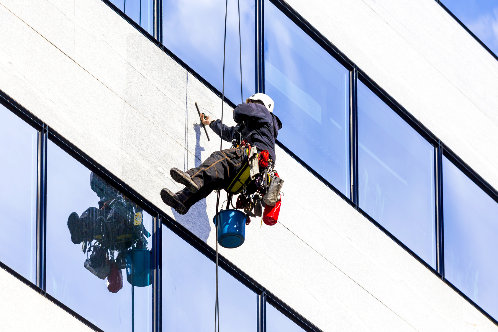 alpinist climber clean the windows